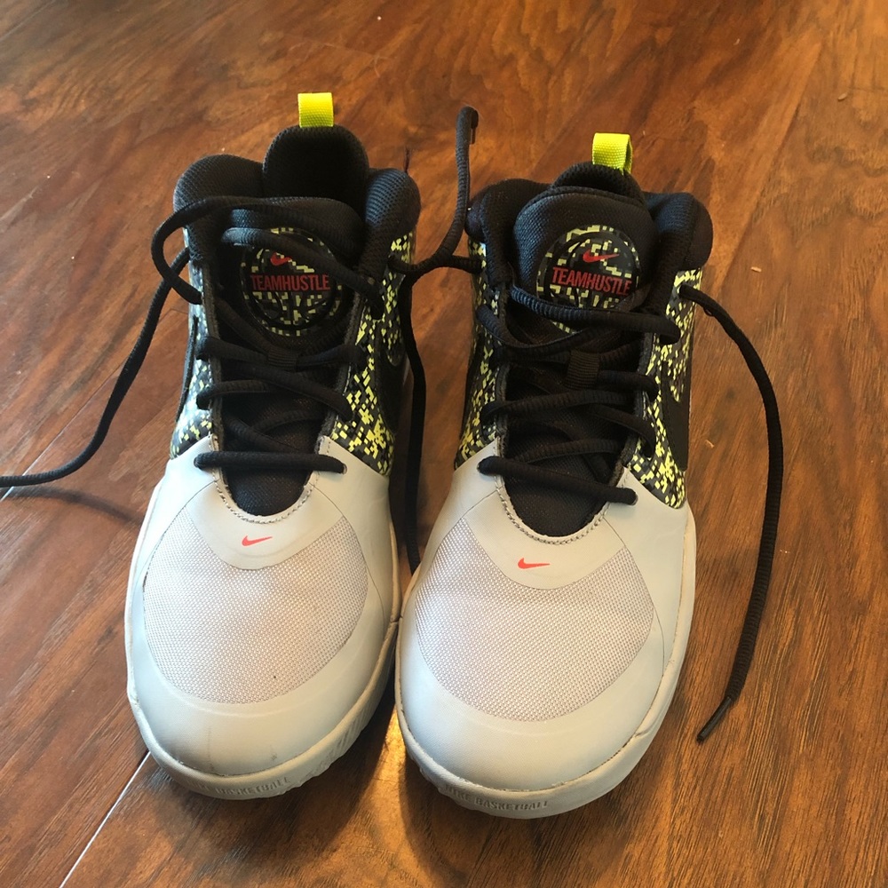 Nike basketball shoes boys sz 6